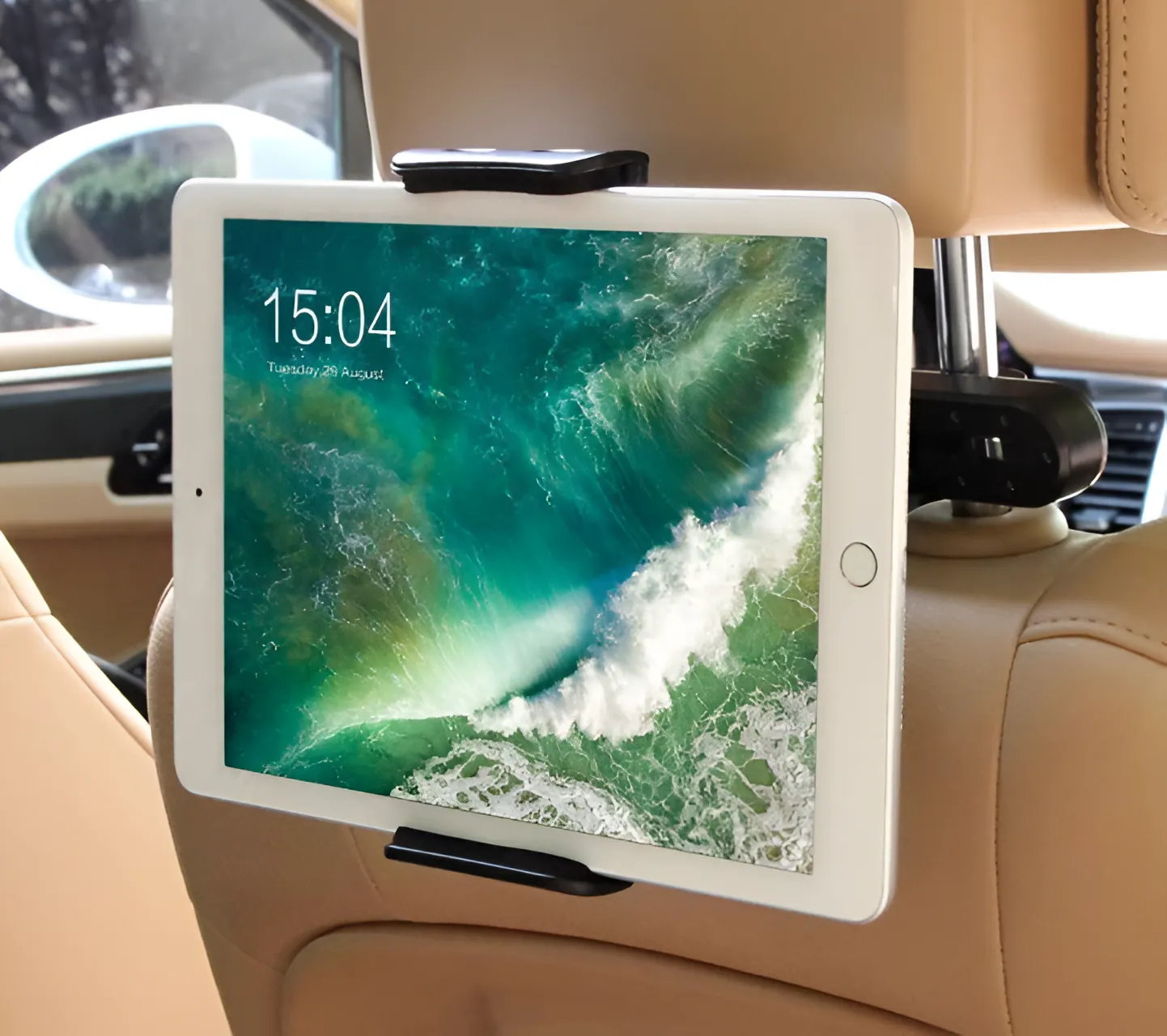 Vieil iPad fixé sur l'appuie-tête d'une voiture, transformé en écran numérique élégant.