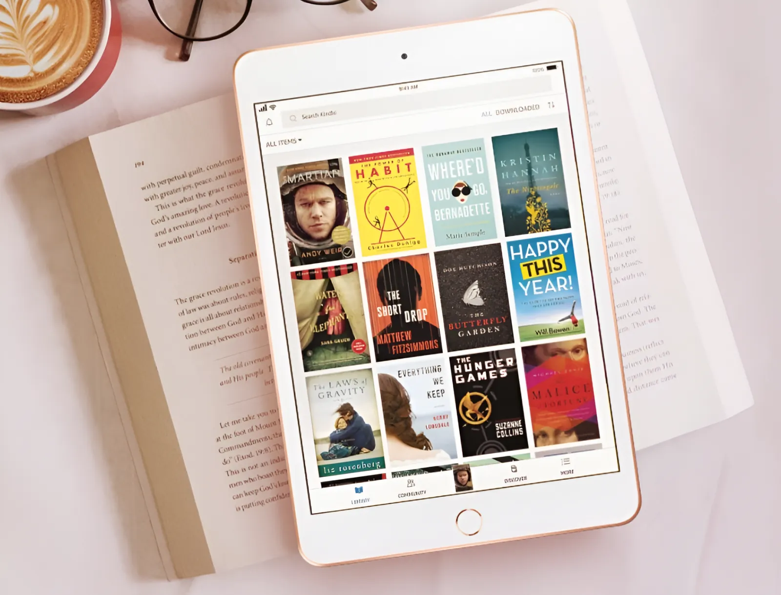 Un iPad transformé en liseuse, affichant une liste de titres de livres dont « The Martian », « The Hunger Games » et « Everything We Keep ».
