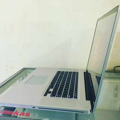 macbook pro 17 inch nr 2011 silve