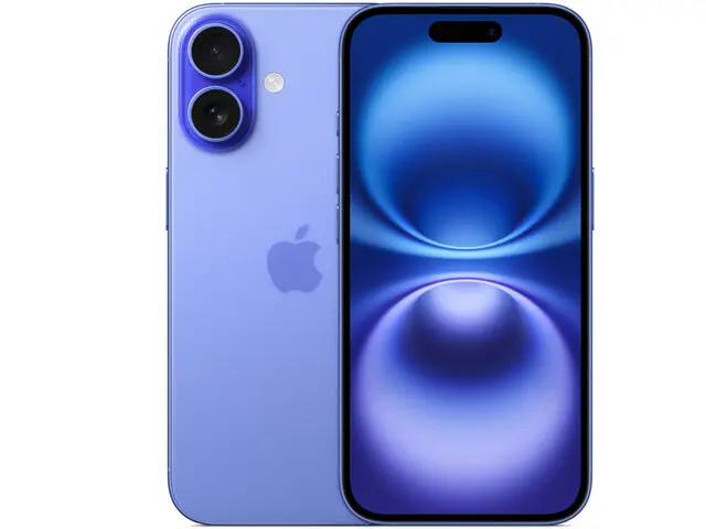 iPhone 16 nel colore Ultramarino